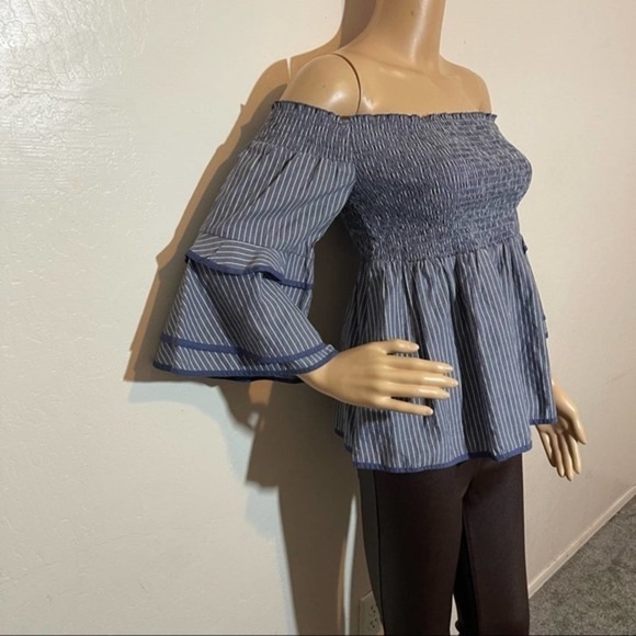 American Eagle Outfitters smocked bell sleeve top size XS‎ - Picture 2 of 9
